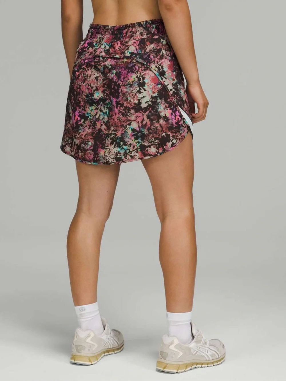 Lululemon Hotty Hot high-rise skirt / skort - Size: 4 - Stencil Blossom